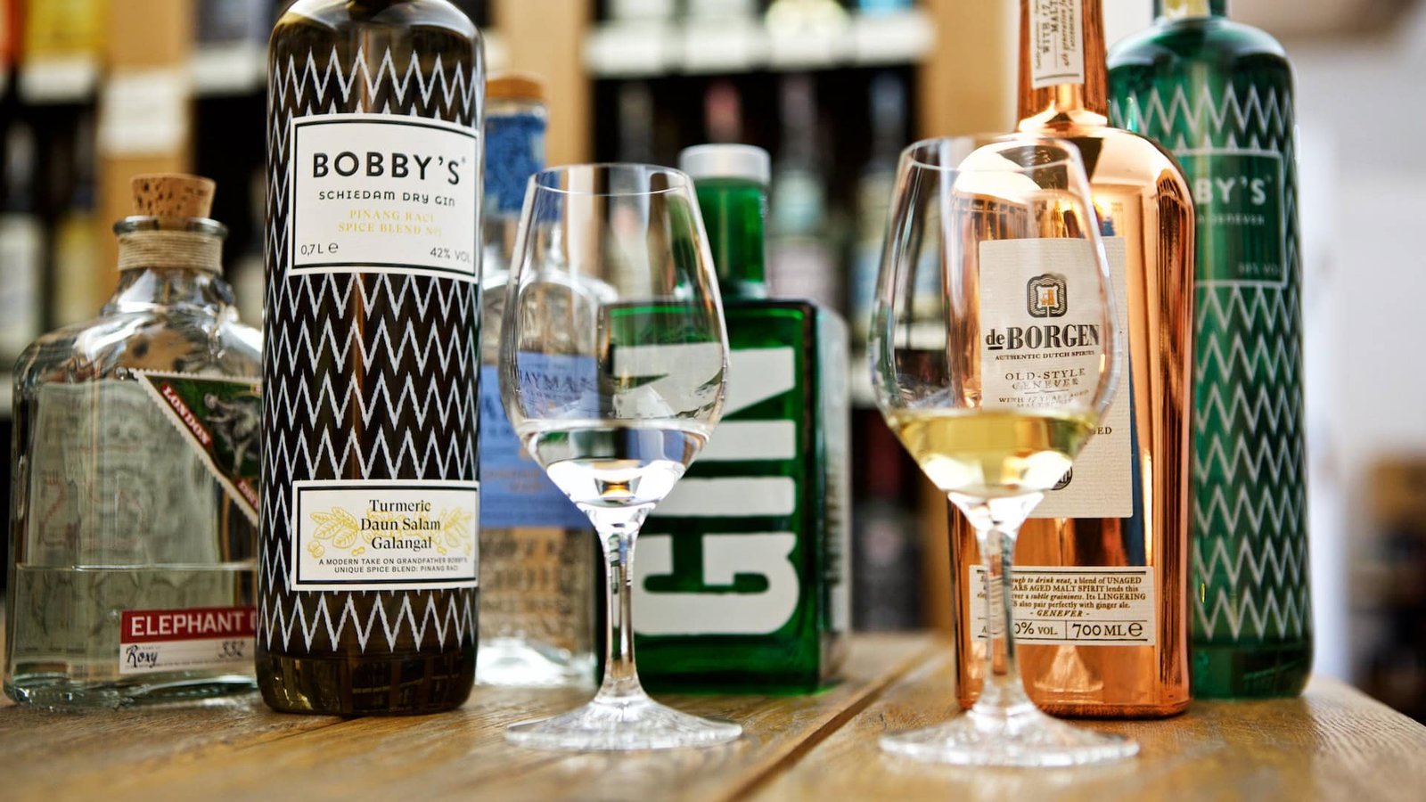 Gin- und Genever-Flaschen in unserem Ladengesch&auml;ft