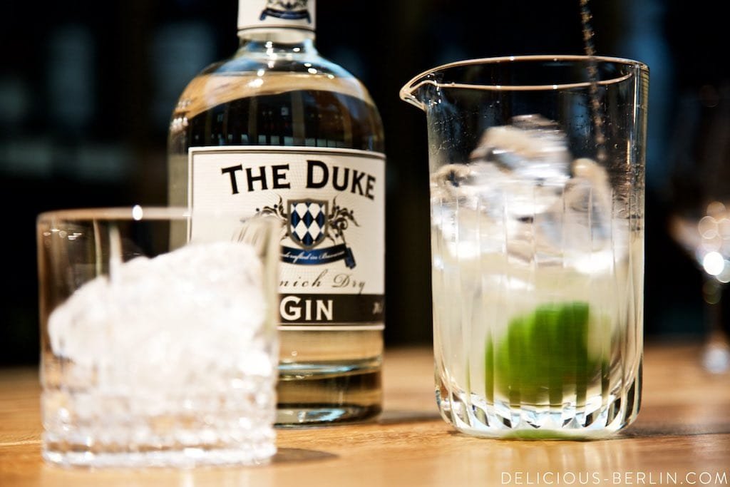 Gimlet im Glas mit Zitronenzeste
