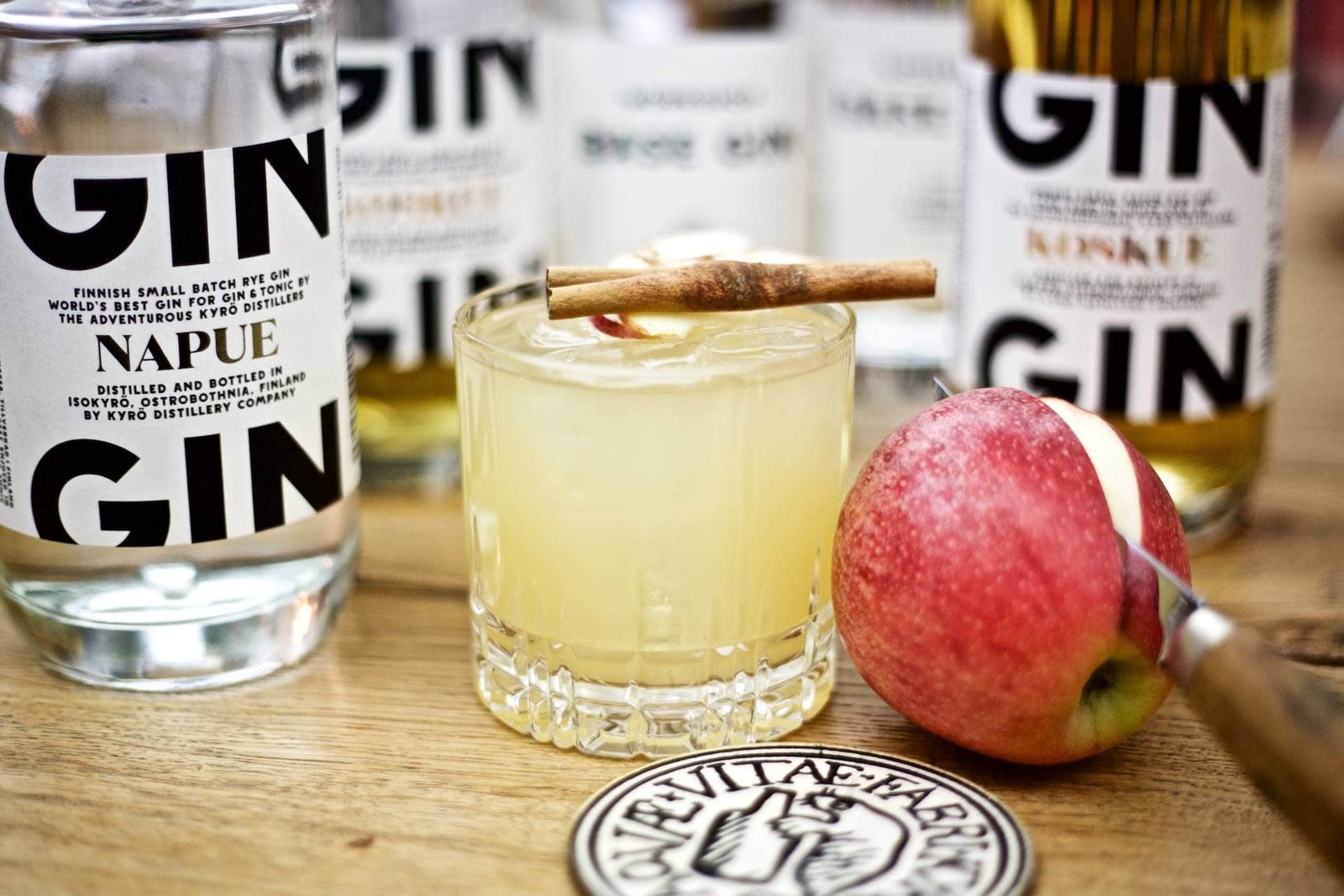 Kyr&ouml; Dark Gin and Juice mit Apfelspalte