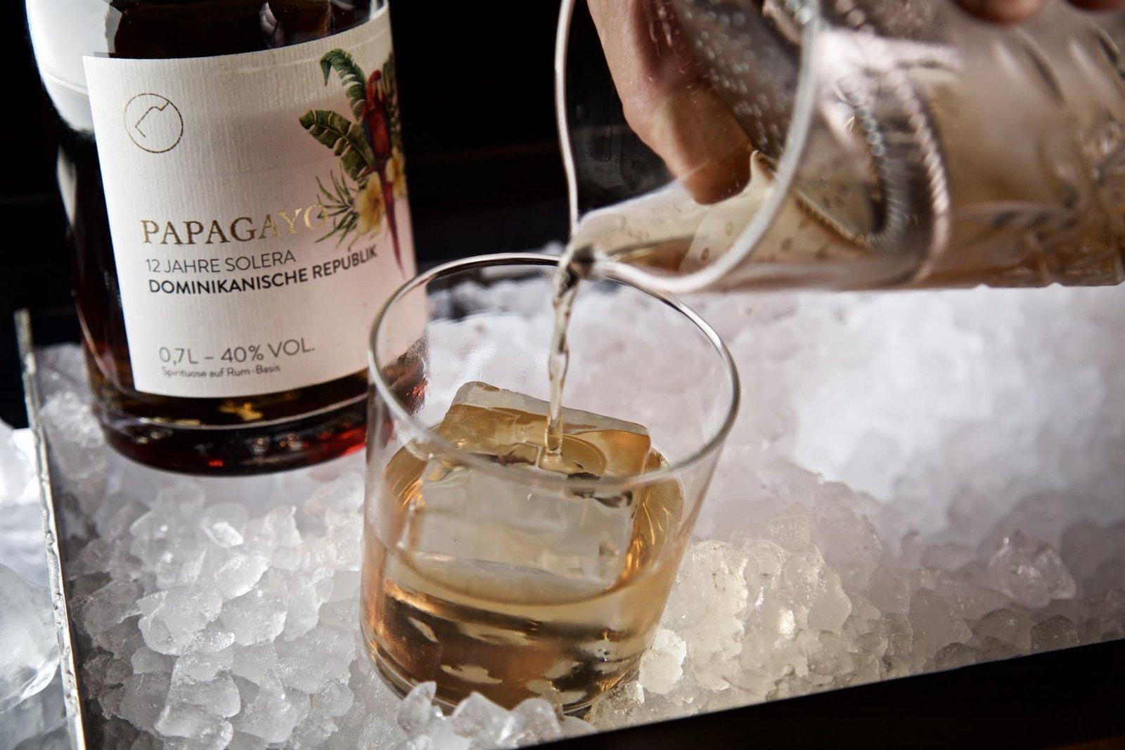 Papagayo Old Fashioned wird ins Glas gegossen