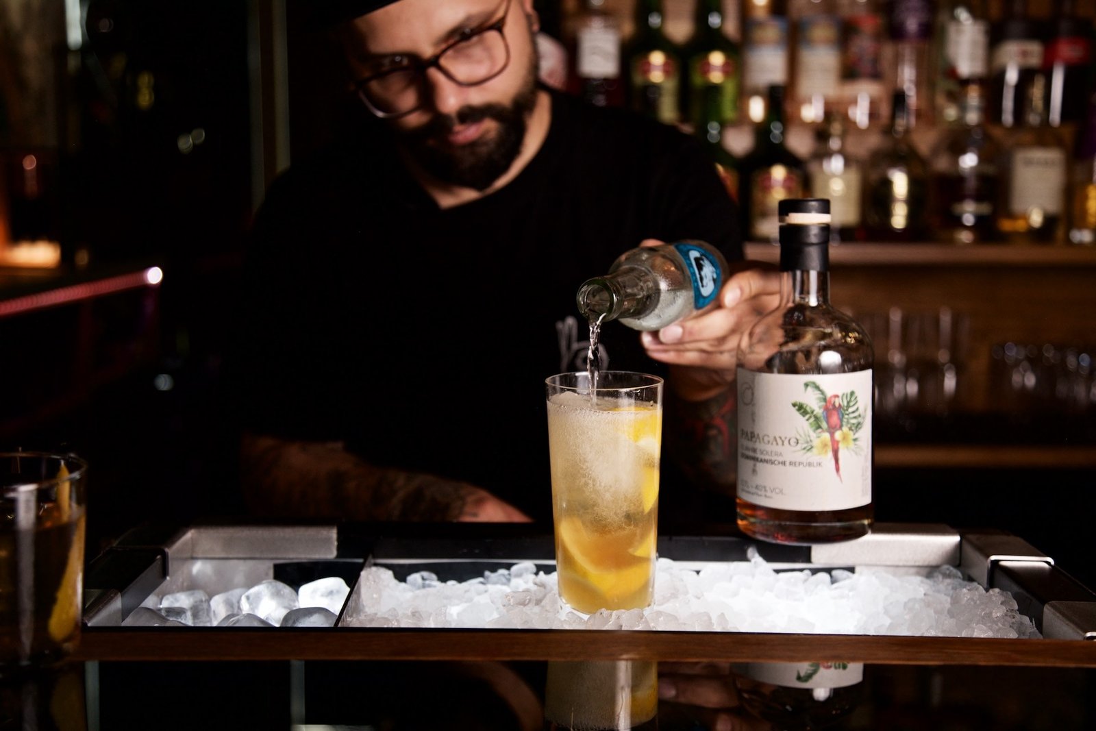 Papagayo Collins im Longdrinkglas mit Zitrone und Eis
